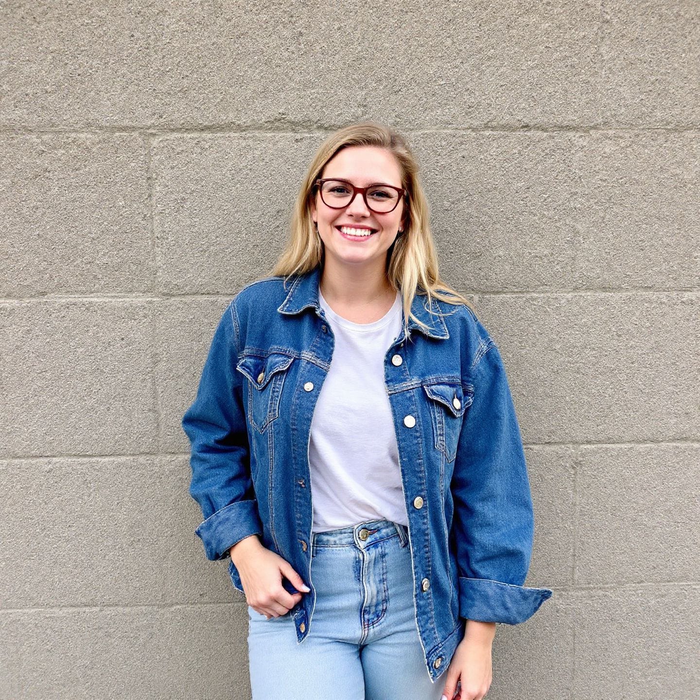 Smiling_outspoken_female,_standing_in_light_casual